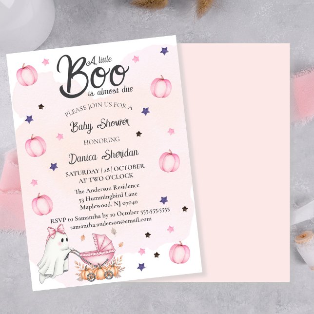 Convites Um Pequeno Boo É Quase Um Chá de fraldas Rosa Devi (A Little Boo Is Almost Due Pink Baby Shower Invitation)
