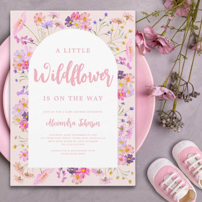 Convites Um pequeno Chá de fraldas de flor selvagem (A little wildflower is on the way girl baby shower invitation with pink typography calligraphy )