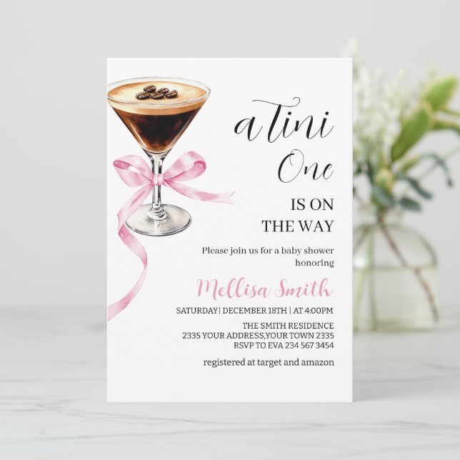 Convites Um Tini a Caminho Espresso Martini Chá de Bebê (Em pé/Frente)