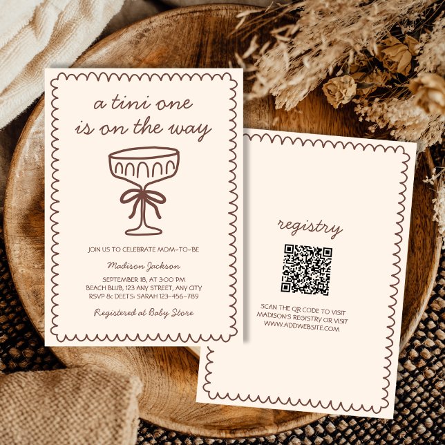 Convites Um Tini No Caminho Do Chá de fraldas Espresso Mart (A Tini One On The Way Espresso Martini Baby Shower Invitation)