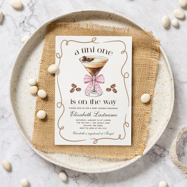 Convites Um Tini Um Espresso Martini Arco Rosa Chá de Bebê (A Tini One Espresso Martini Pink Bow Baby Shower Invitation)