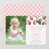 Uma Foto da festa do tema de morango da Berry Swee