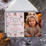 Convites Uma Foto de Primeiro Aniversário do Retro Hallowee<br><div class="desc">Celebre o primeiro ano do seu filho com o nosso "One Spooky Retro Halloween First Birthday Photo Invitation". Apresentando um delicioso tema do Dia das Bruxas, este convite mostra a foto do seu filho em um design divertido e inspirado no vintage. Perfeito para dar o tom de uma primeira festa...</div>