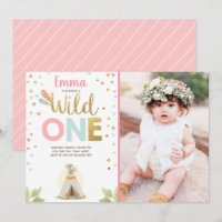 Uma menina cor-de-rosa tribal selvagem de Boho do
