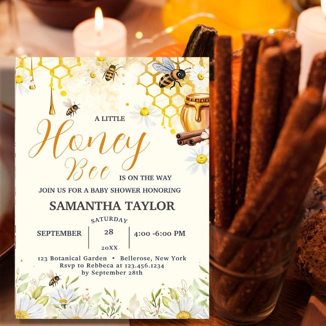 Convites Uma Pequena Abelha de Mel está no caminho do Chá d (A Little Honey Bee is on the Way Baby Shower Invitation #zazzlemade #zazzlefinds #honeybabyshower)