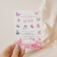 Uma pequena borboleta cor-de-rosa primeiro anivers