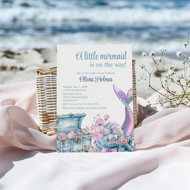 Convites "Uma Pequena Sereia está a caminho" Chá de fraldas ("A Little Mermaid is On The Way" Baby Shower Invitation on a sunny beach.)