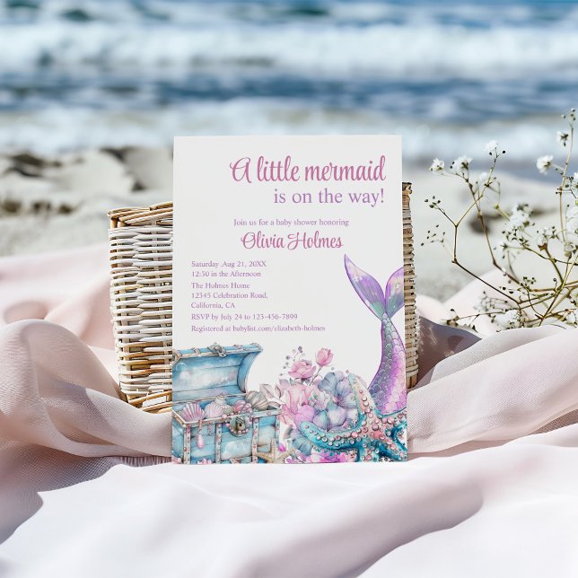 Convites "Uma Pequena Sereia está a caminho" Chá de fraldas ("A Little Mermaid is On The Way" Baby Shower Invitation on a sunny beach.)