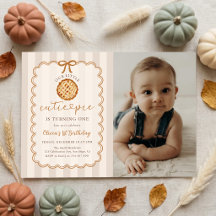 Uma pequena tortinha de aniversario de 1 ano no ou