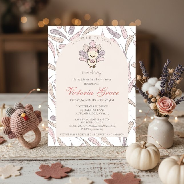 Convites Uma pequena Turquia está no caminho do Chá de fral (Cute Fall Baby Shower Little Turkey Invitation for Thanksgiving Baby Girl Shower. Turkey & Feathers)