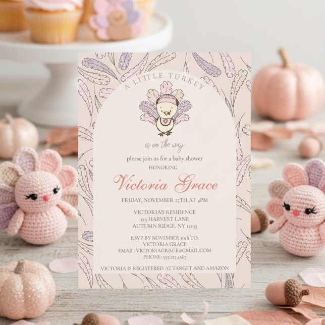 Convites Uma pequena Turquia está no caminho do Chá de fral (Cute A Little Turkey is on the Way Fall Baby Shower for Thanksgiving Baby Girl Shower in Blush Pink.)