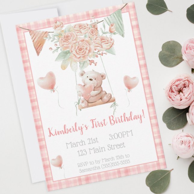 Convites Ursa de pelúcia fofa xadrez rosa de aniversário (An adorable teddy bear birthday invitation for a little girl's birthday party.)