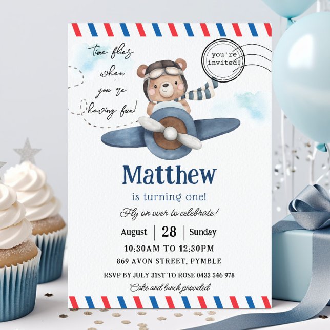 Convites Urso Fofo Avião Azul O Tempo Voaa Um 1º Aniversári (cute bear riding a dusty blue vintage plane 1st birthday party invitation card printed and digital)