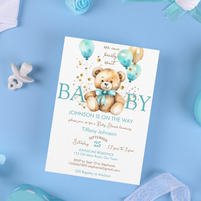 Convites Urso-peludo, espera-se chá de fraldas azul-aqua (Cute teddy bear with a bow and balloons  bearly wait baby shower template invitation aqua blue gold)