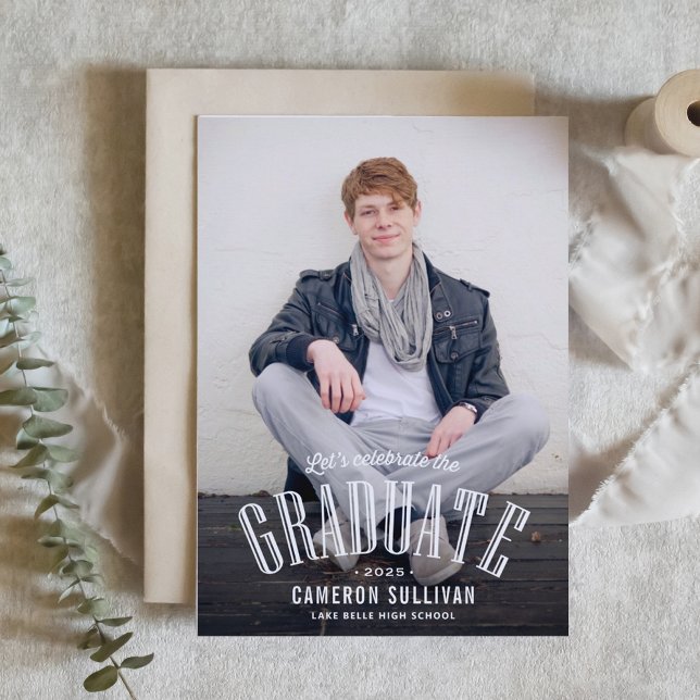 Convites Vamos celebra a graduação de fotos do Formando (Customizable class of 2025 photo graduation invitation featuring retro lettering. )