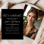 Convites Vamos celebra aniversário de fotos negras minimali<br><div class="desc">Comemore a fazer 30 anos de estilo com um Convite de Aniversário Dourado e Preto para Script Minimalista! Apresentando sotaques negros e dourados, tipografia elegante da escrita, e um design limpo e moderno, este convite dá o tom para uma celebração sofisticada. Perfeito para qualquer lugar, de salões quentes a encontros...</div>
