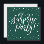 Convites Verde e Branco | 60ª Festa de aniversário surpresa<br><div class="desc">Celebre seu dia especial com este modelo de convite de aniversário surpresa branco e verde. Este design apresenta caligrafia texturizada de ouro cônico e fundo de confetti. Você pode personalizar o texto para qualquer aniversário ou evento. (21rua,  30,  40º,  50º,  60º,  70,  80,  90,  100º)</div>