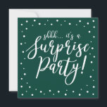 Convites Verde e Branco | 60ª Festa de aniversário surpresa<br><div class="desc">Celebre seu dia especial com este modelo de convite de aniversário surpresa branco e verde. Este design apresenta caligrafia texturizada de ouro cônico e fundo de confetti. Você pode personalizar o texto para qualquer aniversário ou evento. (21rua,  30,  40º,  50º,  60º,  70,  80,  90,  100º)</div>