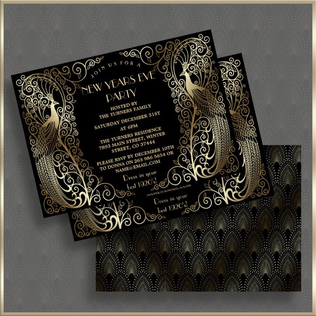 Convites Véspera de Ano Novo da Arte Dourada Glam Peacocks (New Years eve party invitation, trendy black gold peacock new year party invite, elegant roaring 20s)