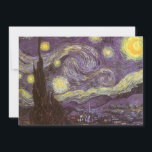 Convites Vincent van Gogh - Noite Estrelada<br><div class="desc">Starry Night (1889), por Vincent van Gogh, é um apos impressionismo de pintura paisagística de arte. Uma vista de uma cidade num vale à noite com as nuvens a girar, as estrelas a brilhar e uma bela lua ouro amarela. Foi pintado durante o dia pela memória e é a pintura...</div>