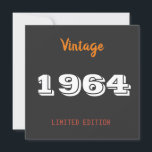Convites Vintage 1964 Limited Edition 62ª Festa de aniversá<br><div class="desc">Vintage 1964 Limited Edition 62º Convite de aniversário Comemora um marco no estilo com este Vintage 1964 Limited Edition 62º Convite de Aniversário. Com um design retrô com tipografia ousada, este convite personalizável é perfeito para planejar uma festa de aniversário inesquecível. Ideal para homens ou mulheres, acrescenta um toque divertido...</div>