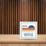 Convites Vintage 1975 Retro Stripe Sun 50th Birthday<br><div class="desc">.: Diversão As cores primárias aparecem neste design de pôr do sol com faixa retrorativa e a palavra Vintage,  que podem ser alteradas. Você pode personalizar o texto e a fonte! .: Há outros anos já projetados que estão disponíveis na minha loja.</div>