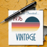Convites Vintage 1976 Retro Stripe Sun 50th Birthday<br><div class="desc">.: Diversão As cores primárias aparecem neste design de pôr do sol com faixa retrorativa e a palavra Vintage,  que podem ser alteradas. Você pode personalizar o texto e a fonte! .: Há outros anos já projetados que estão disponíveis na minha loja.</div>