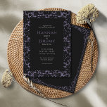 Convites Vintage Purple & White Lace Invance<br><div class="desc">Estes convites para casamento de 5" x 7" apresentam um estilo gótico com um local falso preto e roxo com a introdução, "Junto com as suas famílias, por favor juntem-se", juntamente com os marcadores para os primeiros nomes dos casais de casamento, data, hora, local, endereço do local com a mensagem...</div>