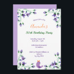 Convites Violet florals bluebells aniversário de 30 anos<br><div class="desc">Um convite simples e elegante para uma festa de aniversário de 30 anos feminino. Na frente: um elegante fundo branco decorado com flores violeta, azul roxo e um pássaro cantando. Modelos para um nome e detalhes da festa. O nome é escrito com um moderno estilo escrito à mão. Texto violeta,...</div>
