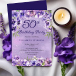 Convites Violetas Roxas Elegantes Floral 50ª Festa de anive<br><div class="desc">Elegante violeta violeta floral design de "50ª Festa de aniversário" design com uma faixa floral superior e inferior de violetas em um violeta angustiado e fundo estrelado branco.</div>