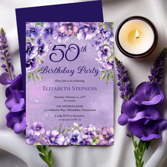 Convites Violetas Roxas Elegantes Floral 50ª Festa de anive (Elegant Purple Violets Floral 50th Birthday Party Invitation)