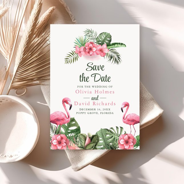 Convites Watercolor Tropical Flamingo Salve a Data (Watercolor Tropical Flamingo Save the Date Invitation on sunny boho table with dry palm leaf.)