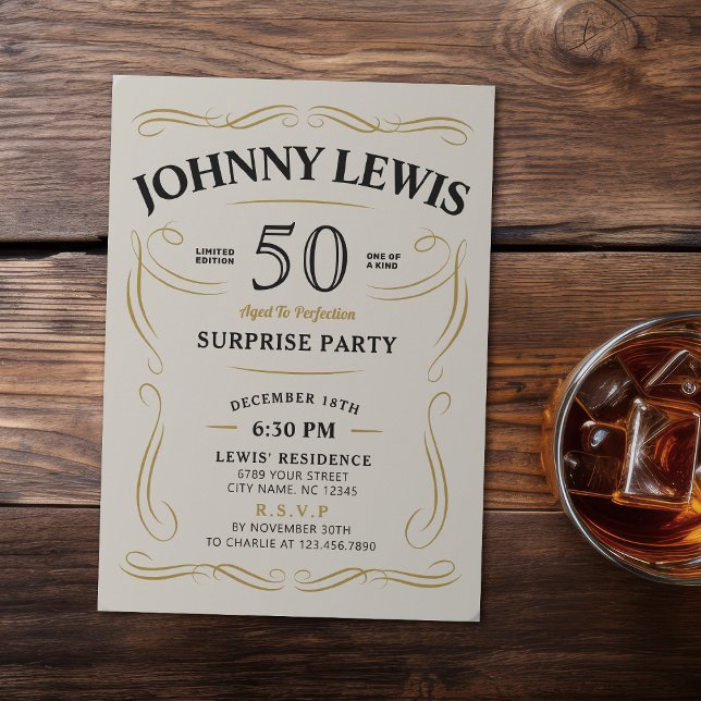 Convites Whiskey de qualquer idade temia surpresa 50 anos (Any Age Whiskey themed surprise 50th birthday Invitation beige)
