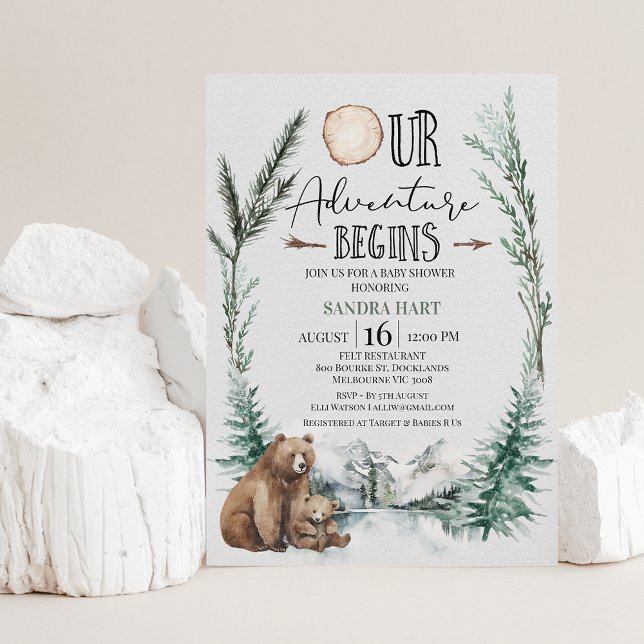 Convites Wilderness Adventure inicia Chá de fraldas (Our adventure begins wilderness themed baby shower invitation featuring a bear and cub.)
