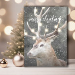 Convites Winter Stag String Luz Natal<br><div class="desc">Uma cena serena de inverno na neve de inverno com luzes brilhantes de cordas em suas galhadas,  e feliz Natal em uma letra de roteiro. Um cartão de saudação rústico na moda para os feriados.</div>