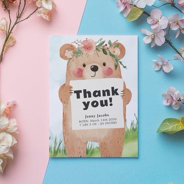 Convites Woodland Bear Baby Chá Gratidão obrigado (Cute baby girl bear holding a "Thank you" sign illustration on a grassy hill with baby details)