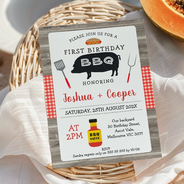 Convites Xadrez Vermelha Gêmeos de madeira preta primeiro a (Red Gingham Black Pig BBQ 1st Birthday Invitation Twins, Joint Twins BBQ Birthday Invitation, Wood)