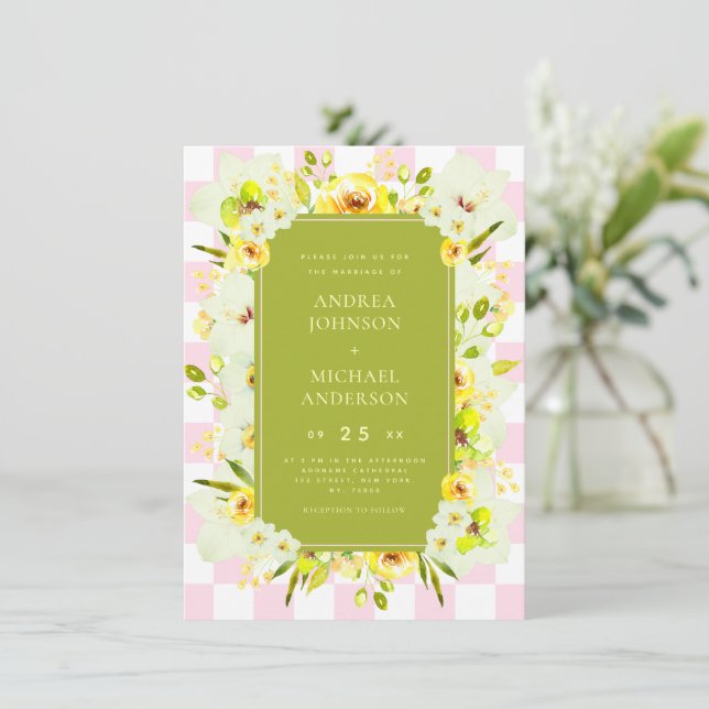 Convites Yellow and Green Floral Checkered Wedding Invite (Em pé/Frente)