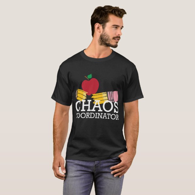 Coordenador do caos engraçado de volta ao t-shirt (Frente Completa)