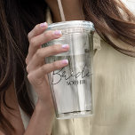 Copo De Acrílico Design de Bride Minimalista | Presente de Nome Per<br><div class="desc">Celebrar seu último golpe como uma Senhorita com a Design Minimalista da Noiva | Presente personalizado — uma peça elegante e limpa que é funcional e moda. Apresentando uma moderna "Noiva" manuscrita com sotaque cardíaco e seu nome abaixo, este sabão elegante é o toque perfeito para fins de semana de...</div>