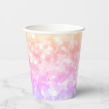Copo de papel com bolinhas alegres em cores pastéi