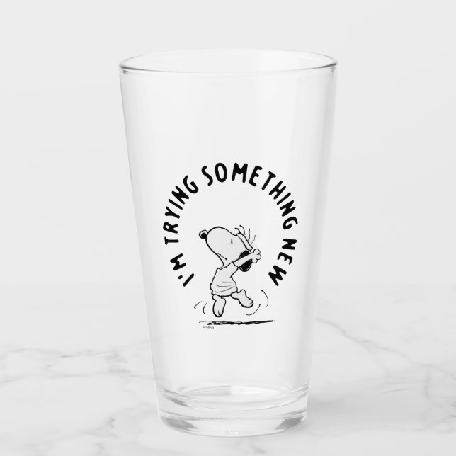 Copo De Pint Amendoins | Snoopy Tentando Algo Novo (Frente)