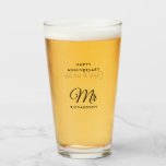 Copo De Pint Apelido Personalizável do Script Elegante Sr. Aniv<br><div class="desc">Levante um brinde ao seu amor com este tumbler de vidro personalizado. Apresentando o nome do amado "Sr." em um belo roteiro e o nome da família impresso abaixo dele. O impressão do "Aniversário Feliz" no topo acrescenta ao tema da ocasião. A parte de trás do batedor tem a doce...</div>