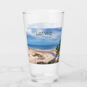 Copo De Pint Areia branca perto do mar Báltico, na Letónia