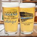 Copo De Pint Baixa Policial Linha Azul Fino Personalizada<br><div class="desc">O Homem O Mito A Lenda! Vidro De Cerveja Da Polícia De Linha Azul-Fino. DESIGN americano na Polícia de Sinalizador, cores modernas, preto branco e design azul. Personalize com o nome, departamento e data de aposentadoria dos policiais. Veja a nossa coleção para competir com convites de aposentadoria da polícia, presentes...</div>