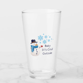 Copo De Pint Bebê É Frio Lá Fora com um boneco de neve em um