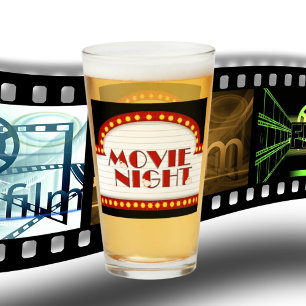 Copo De Pint bebendo de filme de pipoca