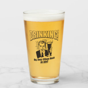 Copo De Pint Bebendo: Toda Vila Precisa De Idiota