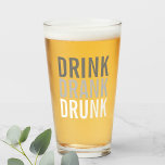 Copo De Pint Beber bebado | Engraçado<br><div class="desc">Beber Bebado | Vidro Engraçado com a frase "Beber Bebado" no estilo de letra de texto em negrito.</div>