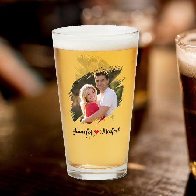 Copo De Pint Beer Monograma De Efeito De Grafite legal (Cool Graffiti Effect Couple Photo Monogrammed Beer Glass)